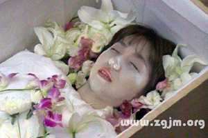 做梦梦到有人要去世是什么意思(梦到有人要死了是什么意思)