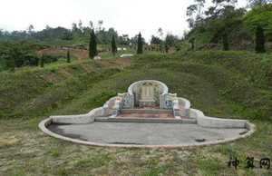 墓地右边有池塘风水怎样(墓地右边有水塘好不好)