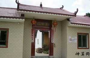 公司大门口风水摆什么讲究(公司大门口风水摆什么讲究好)