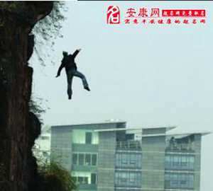 梦到自己从高处坠落安然无恙(梦到自己从高处坠落安然无恙又进入庙里)