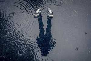做梦梦见自己掉水坑(做梦梦见自己掉水坑里了)