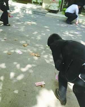 梦见自己捡到现金好吗(梦见自己一路走一路捡钱)