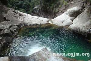 做梦梦到水潭和山(做梦梦到水潭和山什么意思)