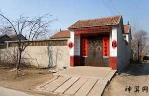 风水大门口放什么旺财(农村大门口摆放什么最好)