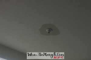 做梦梦到屋顶漏大雨(做梦梦到屋顶漏大雨什么意思)