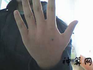 手上突然长了个黑痣风水(手上突然长了颗黑痣)