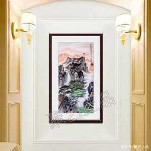 楼房进门对面墙上挂什么画好(进门一面白墙怎么装饰)