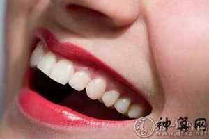 牙齿长歪的人风水(牙齿长歪的人面相)