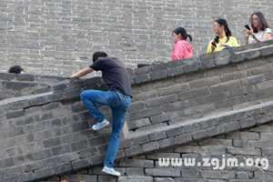 女人梦见爬墙爬上去是什么意思