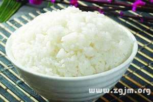 梦见吃小米饭是什么意思(做梦梦见吃馊小米饭)
