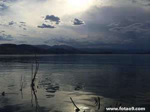 做梦梦见在湖水里玩什么意思(做梦梦见在湖水里玩)