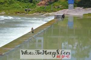 做梦梦到水流入自己家里(做梦梦到水流入自己家)