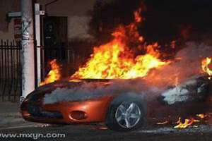 梦到自己家车起火了(梦见车着火了)