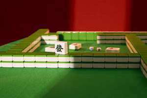 打麻将财神方位是朝向还是坐向(打麻将财神方位)