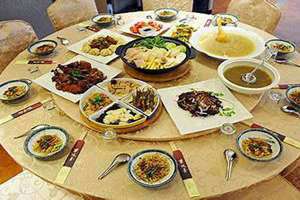 梦见宴席吃饭是什么预兆(梦见宴席)