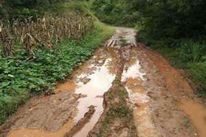 梦见泥泞的道路很难走 梦见泥泞的道路 身上溅了很多泥