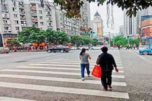 梦见过马路预示着什么 梦见过马路很多车但还是过去了