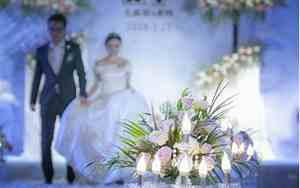 婚礼司仪新郎出场主持词