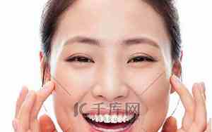 双手托下巴的面相图片