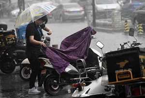 做梦梦见在雨中骑电车(做梦梦见在雨中骑电车什么意思)